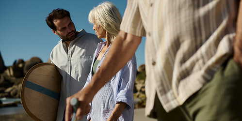 Madre e figlio che camminano insieme sulla spiaggia Madre e figlio che camminano insieme sulla spiaggia